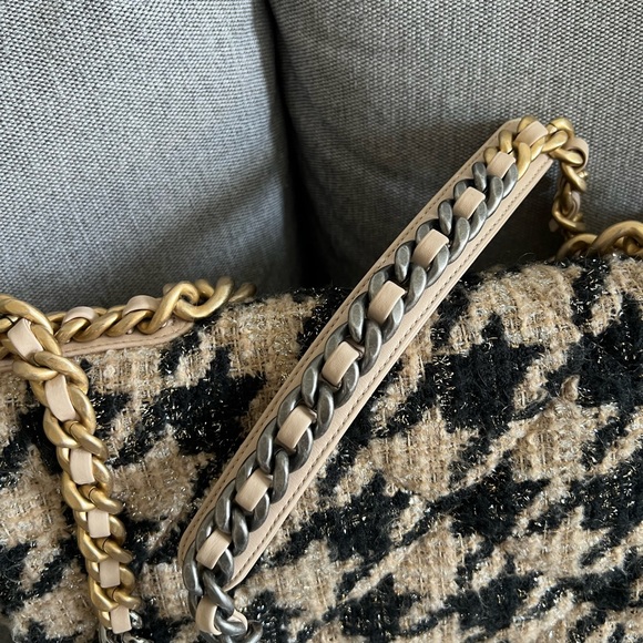 Chanel Tweed Maxi 19” Handbag - Rare Color! - Picture 7 of 12